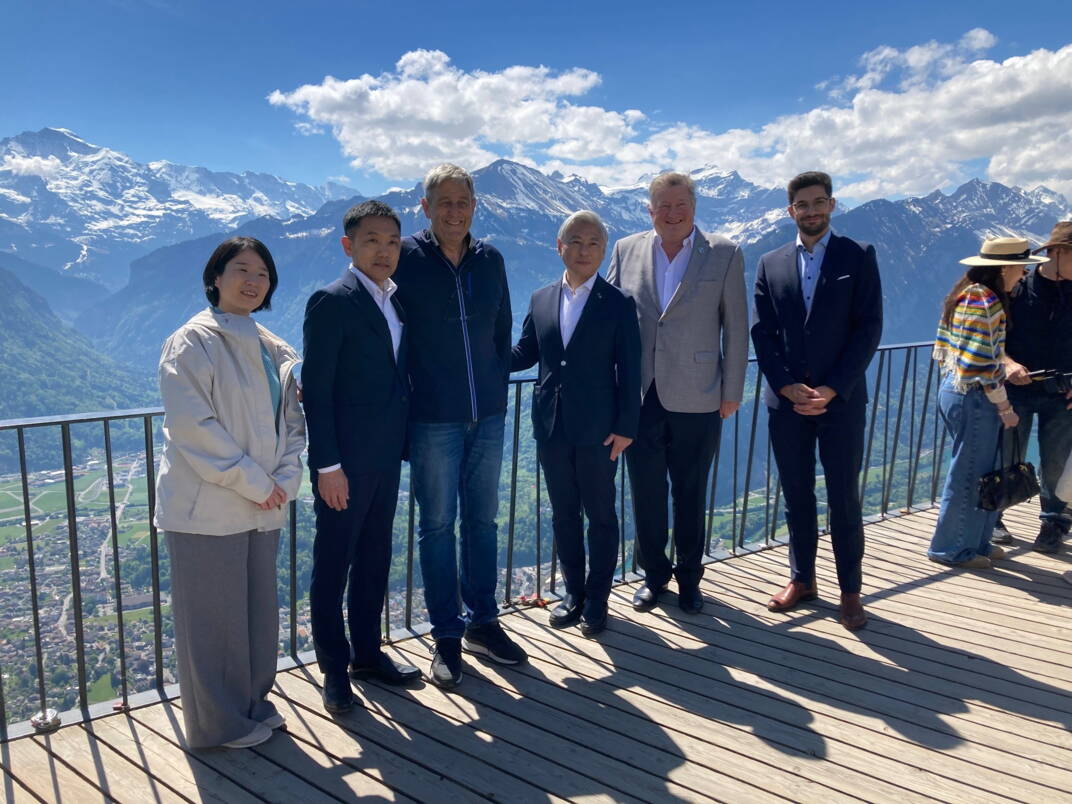 v.l.n.r.: Ami Konishi (Multicultural Coexistence and International Relations Office, Director), Ryohei Fushimi (Planning Coordination Division, Vice-chief), IFAI-Präsident Daniel Rüegsegger, Bürgermeister Kenji Sato, Gemeindepräsident Philippe Ritschard und Gemeinderat Nils Fuchs, IFAI-Vorstandsmitglied 