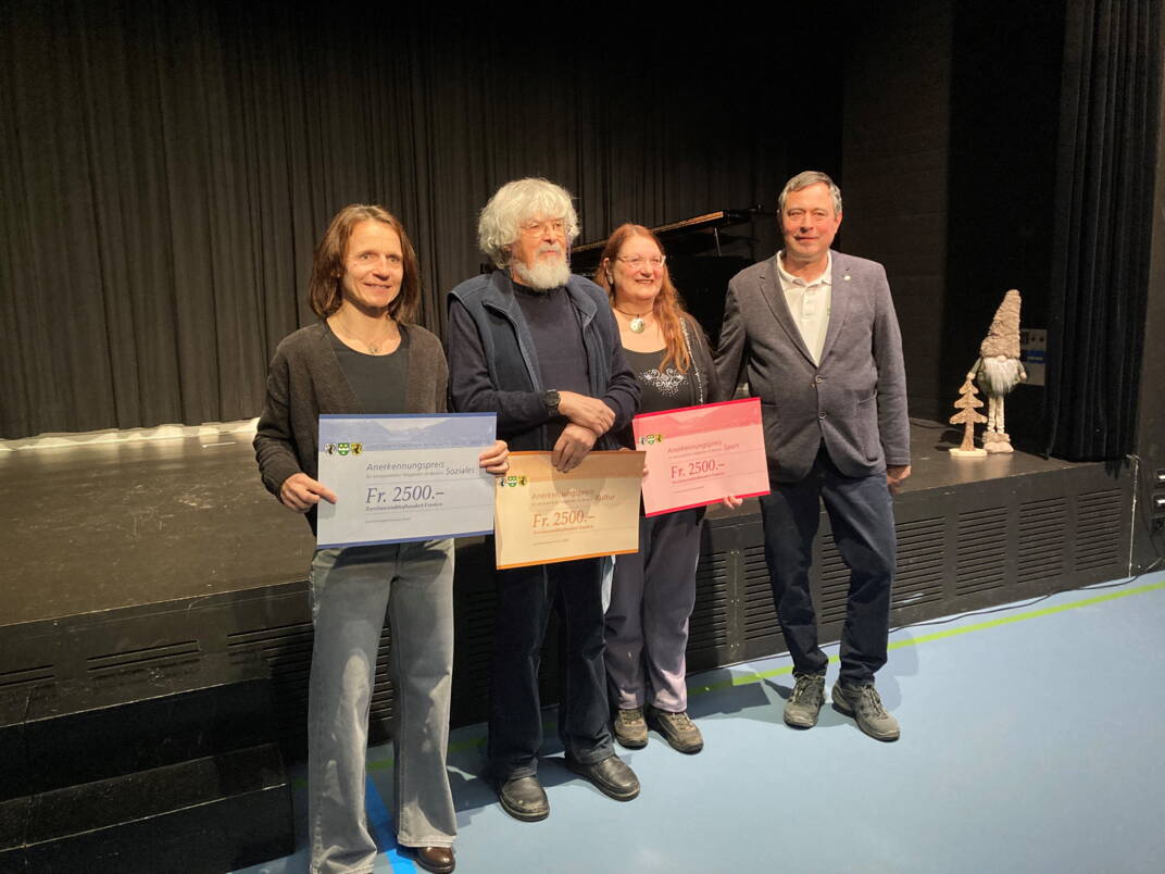 v.l.n.r.: Karin Oberli, Christliche Gassenarbeit (Preisträgerin Sparte Soziales), Ernst Hanke (Preisträger Sparte Kultur) und Frédérique Vanetti (Preisträgerin Sparte Sport) mit Kommissionspräsident Andreas von Allmen